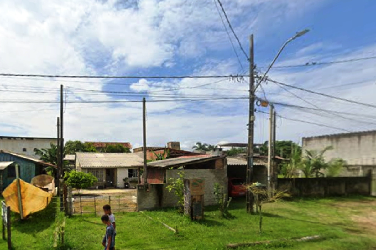 Lote 4 - Casa, localizado em Guaratuba - PR