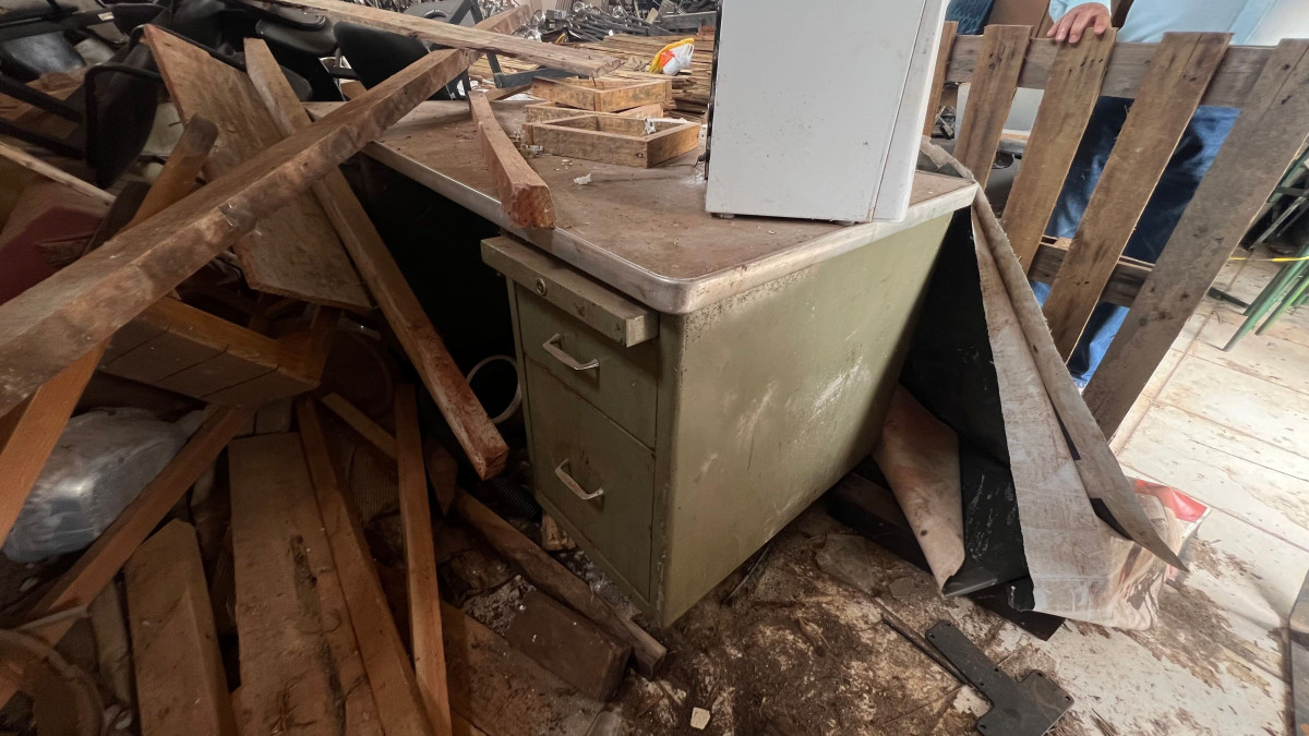 Grandes Rios/PR - MOBILIÁRIO ESCOLAR – SUCATAS - leilão extrajudicial - Grandes Rios PR - lance mínimo R$ 100