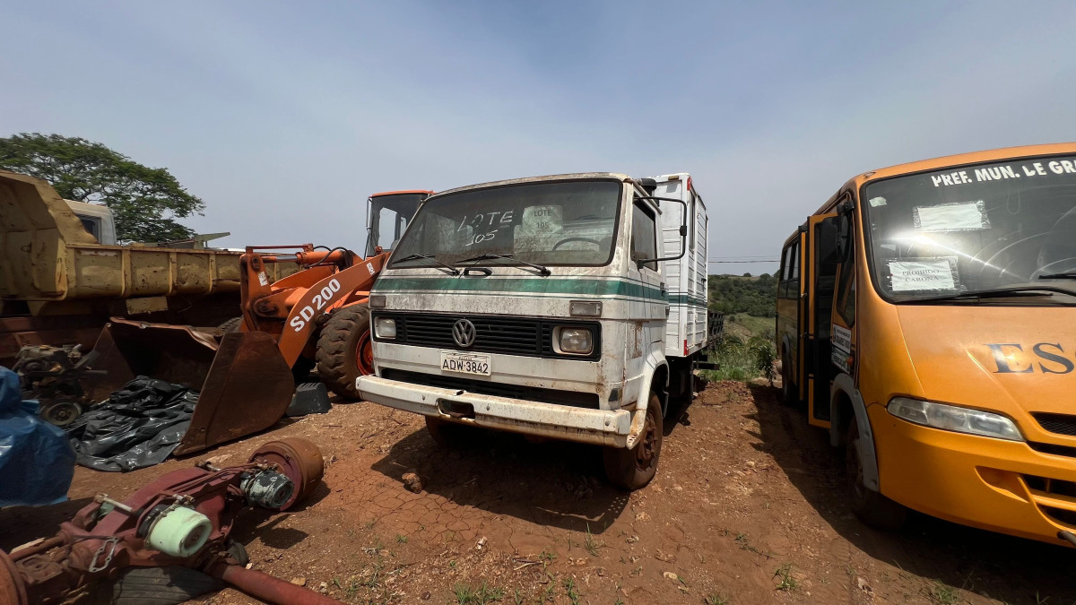 Grandes Rios/PR - CAMINHÃO VOLKSWAGEN 7.90S – SUCATA SEM BAI - leilão extrajudicial - Grandes Rios PR - lance mínimo R$ 3.000