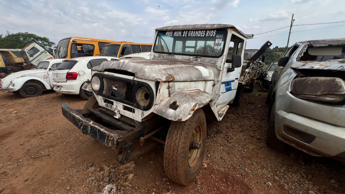 Grandes Rios/PR - TOYOTA BANDEIRANTE - 1975 - leilão extrajudicial - Grandes Rios PR - lance mínimo R$ 3.000