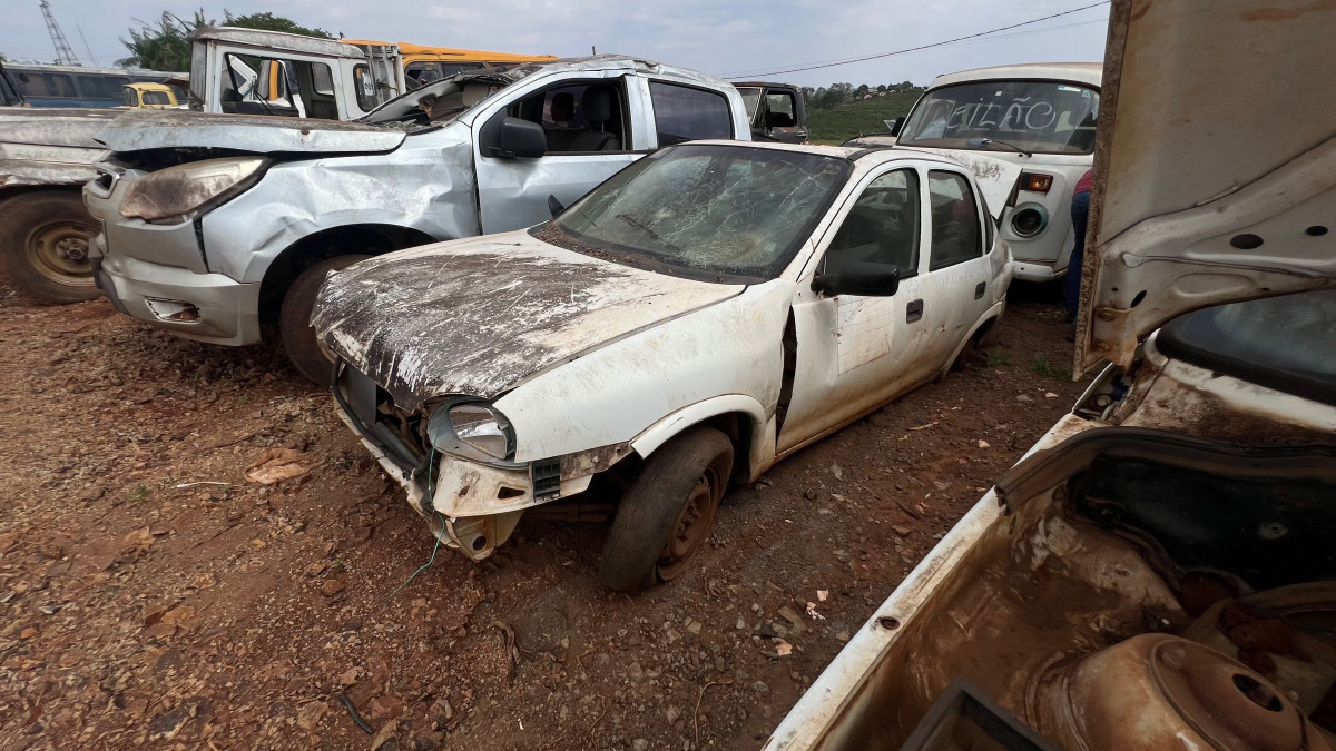 Grandes Rios/PR - CHEVROLET CORSA CLASSIC - SUCATA BAIXADA - leilão extrajudicial - Grandes Rios PR - lance mínimo R$ 1.000