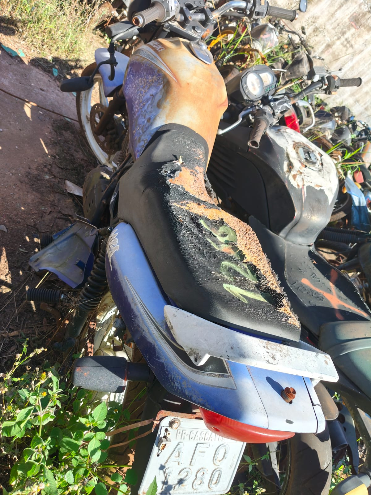 SUCATA INSERVÍVEL DE MOTOCICLETA SUZUKI YES125 — foto 3 de 7