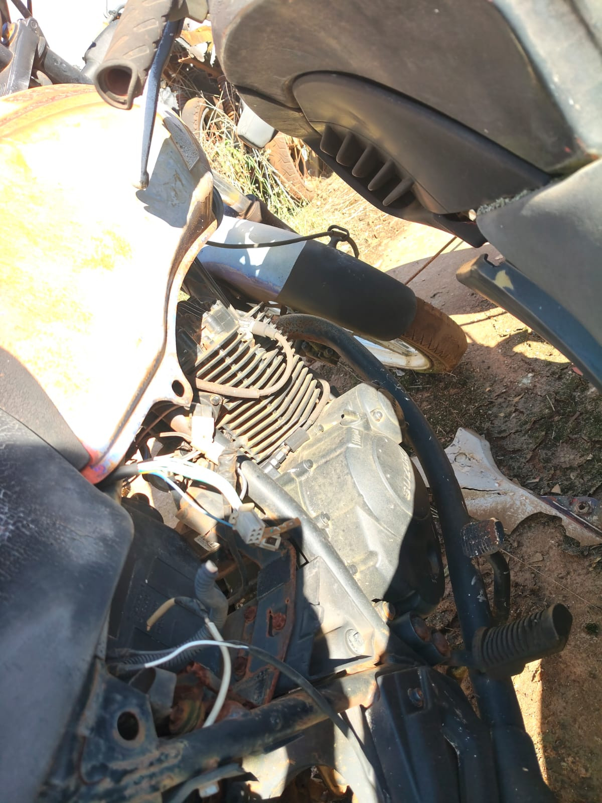 SUCATA INSERVÍVEL DE MOTOCICLETA SUZUKI YES125 — foto 5 de 7