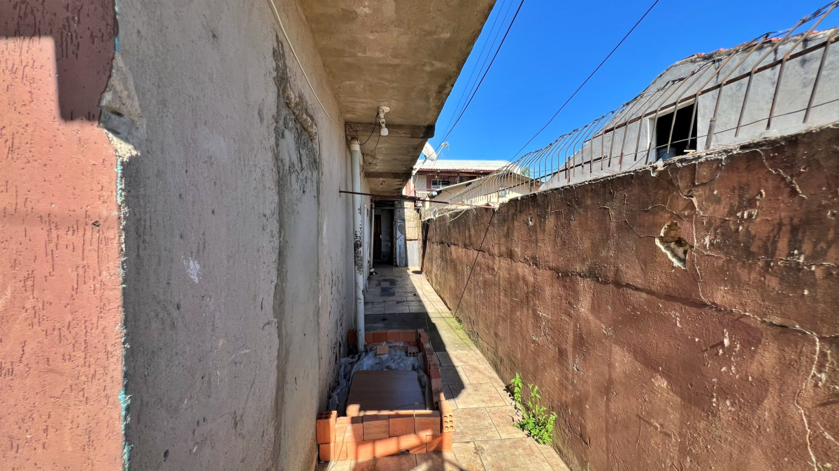 Lote 1 - IMÓVEL NA RUA CARLOS DE LAET, BOQUEIRÃO, localizado em Curitiba - PR, bairro Boqueirão