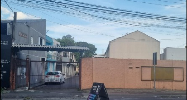 LEILÃO JUDICIAL DE UM IMÓVEL NO XAXIM EM CURITIBA - SOBRADO RESIDENCIAL