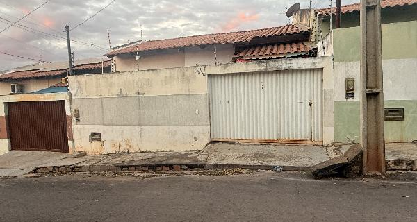BA/BARREIRAS - Casa em BANDEIRANTES
