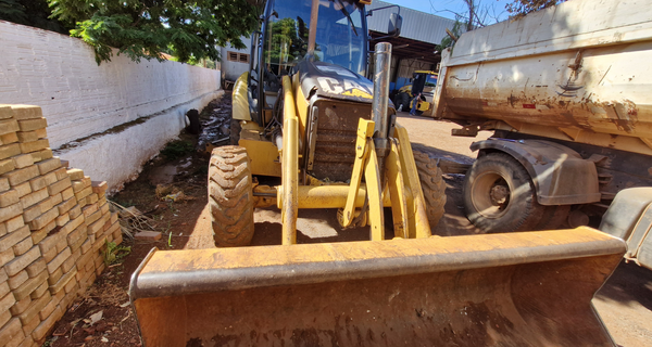 RETROESCAVADEIRAA CATERPILLAR 416E