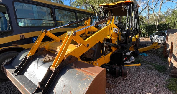 SUCATA APROVEITÁVEL - MÁQUINA PESADA - Retroescavadeira JCB 3CX
