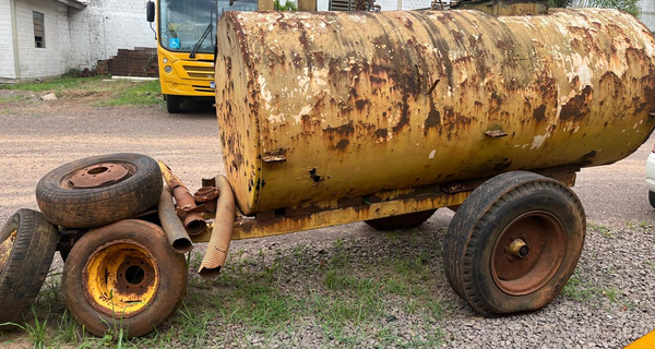 SUCATA INSERVÍVEL - MÁQUINA PESADA - Reboque Tanque