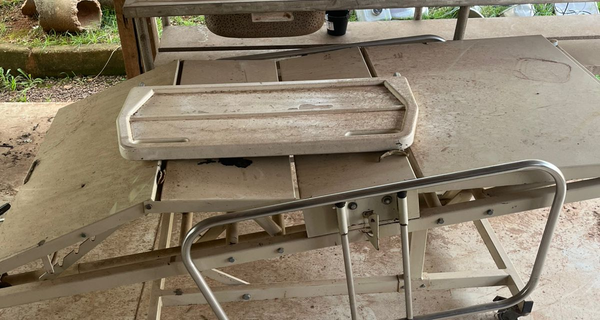 MOBILIÁRIO - Pia em Inox e Cama Hospitalar