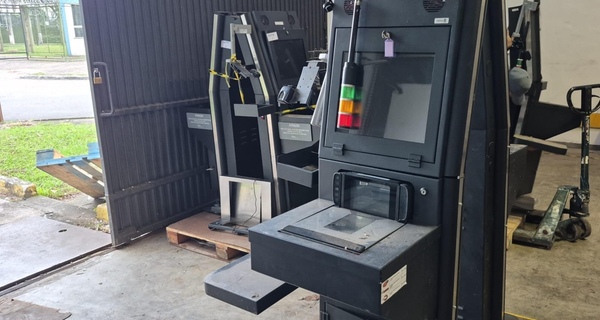 TRÊS SELF-CHECKOUTS