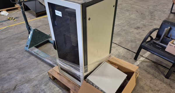 UM GABINETE/RACK DE INFORMÁTICA