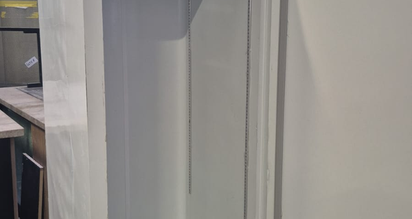UM FREEZER VERTICAL