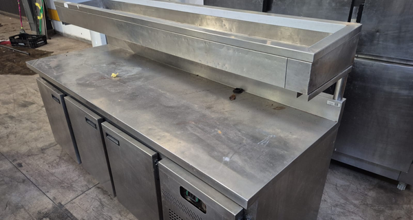 UM BALCÃO REFRIGERADO COM MOTOR ACOPLADO