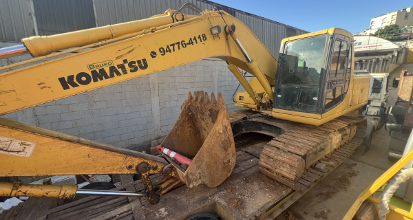Escavadeira Komatsu PC200 - Ano 2006